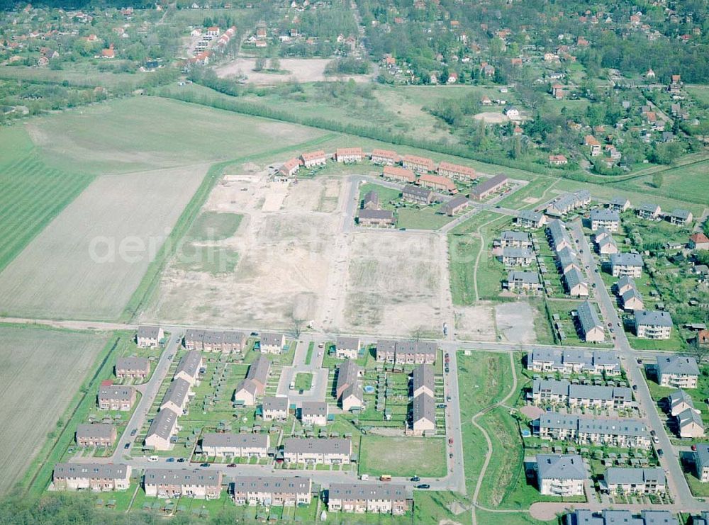 Dallgow / Brandenburg from the bird's eye view: Wohnanlagenneubau der Content Berlin Bauträger GmbH in Dallgow / Brandenburg. c/o.: Info-Center Dallgow Triftstraße 72 14624 Dallgow Tel.: 03322-237627 / Fax.: ... 200416