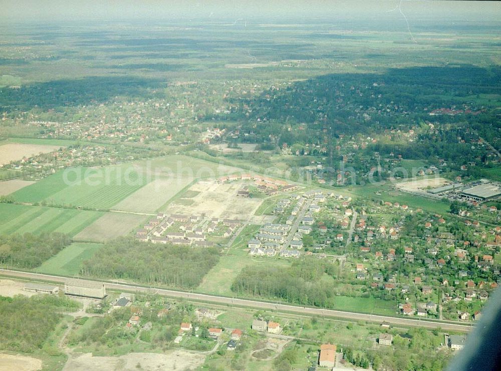 Dallgow / Brandenburg from above - Wohnanlagenneubau der Content Berlin Bauträger GmbH in Dallgow / Brandenburg. c/o.: Info-Center Dallgow Triftstraße 72 14624 Dallgow Tel.: 03322-237627 / Fax.: ... 200416