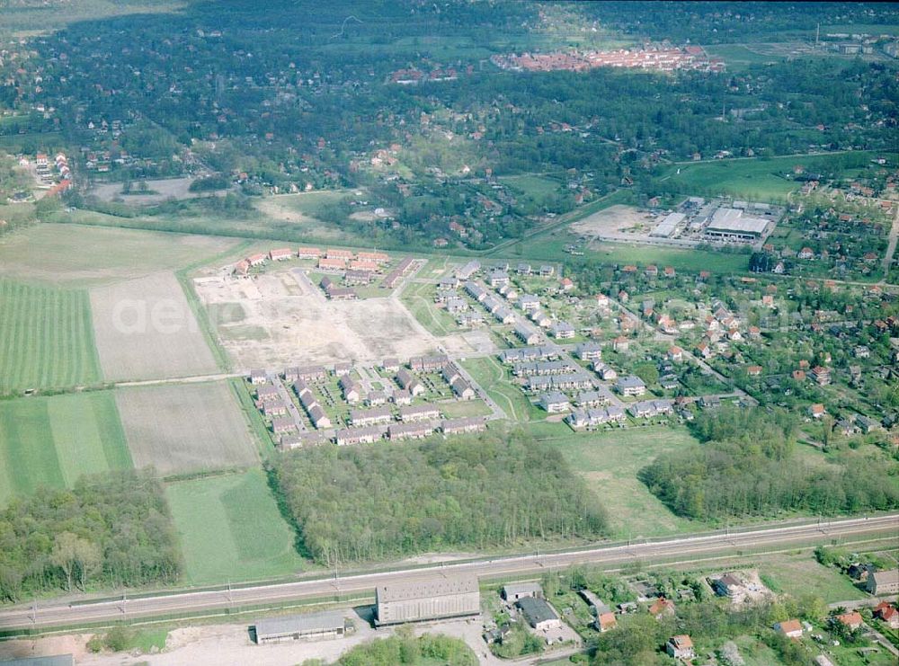 Dallgow / Brandenburg from above - Wohnanlagenneubau der Content Berlin Bauträger GmbH in Dallgow / Brandenburg. c/o.: Info-Center Dallgow Triftstraße 72 14624 Dallgow Tel.: 03322-237627 / Fax.: ... 200416