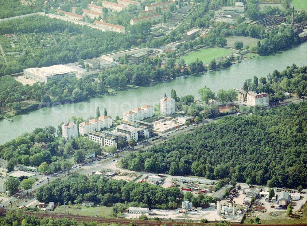 Aerial photograph Berlin - Köpenick - Wohnanlagenneubau an der Spree im Bereich der Wuhlheide in Berlin - Köpenick.