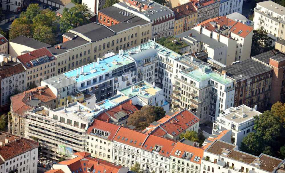 Aerial image Berlin - Das Wohnneubauprojekt Choriner Höfe an der Zehdenicker Straße Ecke Choriner Straße zwischen Berlin-Mitte und Prenzlauer Berg. Neu gebaut werden 9 Häuser mit insgesamt 133 Wohneinheiten, entworfen von vier Architekturbüros. Haus eins und zwei durch Frank Schiffer Architekt, Haus drei bis fünf durch die Architekten und Ingenieure Planungsgesellschaft von Kathen und Wall mbH, Haus sechs und sieben durch die HAAS Architekten BDA und Haus acht und neun durch die Collignon Architektur und Design GmbH. Ein Projekt der Diamona & Harnisch Development GmbH. Construction site of the new housing project Choriner Höfe.