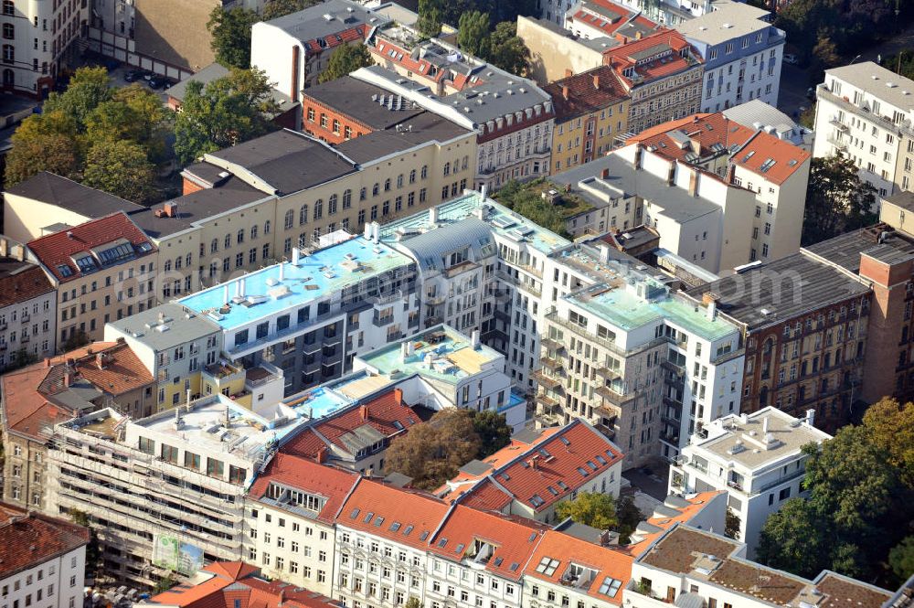 Aerial photograph Berlin - Das Wohnneubauprojekt Choriner Höfe an der Zehdenicker Straße Ecke Choriner Straße zwischen Berlin-Mitte und Prenzlauer Berg. Neu gebaut werden 9 Häuser mit insgesamt 133 Wohneinheiten, entworfen von vier Architekturbüros. Haus eins und zwei durch Frank Schiffer Architekt, Haus drei bis fünf durch die Architekten und Ingenieure Planungsgesellschaft von Kathen und Wall mbH, Haus sechs und sieben durch die HAAS Architekten BDA und Haus acht und neun durch die Collignon Architektur und Design GmbH. Ein Projekt der Diamona & Harnisch Development GmbH. Construction site of the new housing project Choriner Höfe.