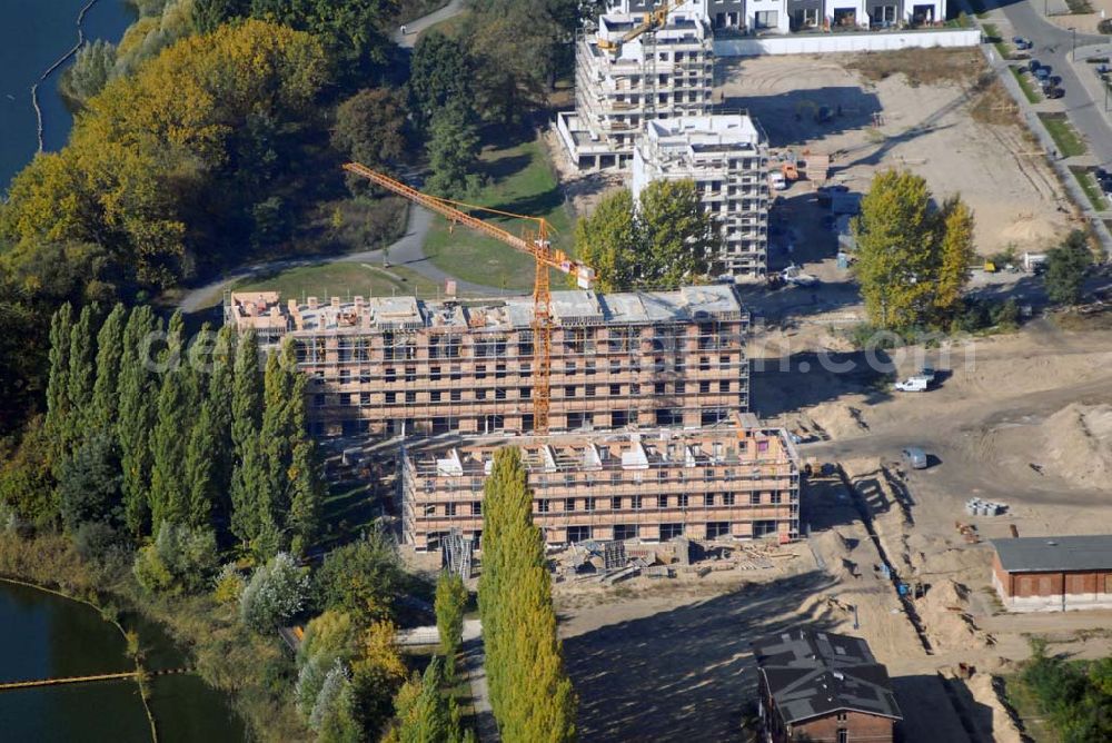 Lichtenberg from the bird's eye view: Blick auf einen Wohnungsneubau an der Rummelsburger Bucht. Die Mischung zeitgemäßer Gewerbegebiete mit neuen, attraktiven und citynahen Wohnquartieren (Berlin Terrace) belebt ein traditionelles Terrain der Hauptstadt. Kontakt: Wasserstadt GmbH - Treuhänderischer Entwicklungsträger des Landes Berlin, Eiswerderstraße 18, 13585 Berlin - Telefon: 030.35 59 01-0 - Telefax: 030.35 59 01-99 - E-mail: zentrale@wasserstadt.de - Geschäftsführer: Gerhard W. Steindorf