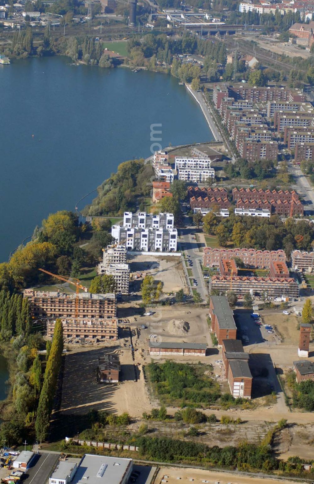 Aerial photograph Lichtenberg - Blick auf einen Wohnungsneubau an der Rummelsburger Bucht. Die Mischung zeitgemäßer Gewerbegebiete mit neuen, attraktiven und citynahen Wohnquartieren (Berlin Terrace) belebt ein traditionelles Terrain der Hauptstadt. Kontakt: Wasserstadt GmbH - Treuhänderischer Entwicklungsträger des Landes Berlin, Eiswerderstraße 18, 13585 Berlin - Telefon: 030.35 59 01-0 - Telefax: 030.35 59 01-99 - E-mail: zentrale@wasserstadt.de - Geschäftsführer: Gerhard W. Steindorf