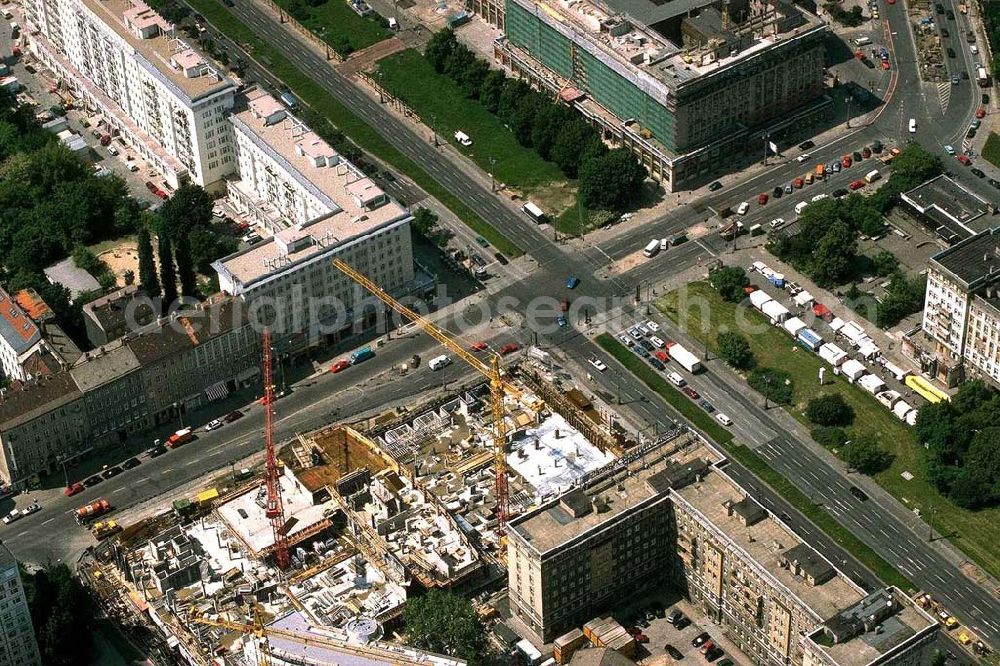 Aerial photograph Berlin-Friedrichshain - Wohnbau an der Straße der Pariser Kommune