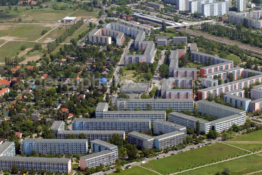 Aerial photograph Berlin - Blick auf die Wohnbausiedlung am Rand von Ahrensfelde in Berlin. Die Siedlung wird von der Ahrensfelder Chaussee, sowie der Märkischen Allee eingegrenzt und besteht aus einer Mischung von Plattenbauten, Einfamilienhäusern und brach liegenden Feldern.