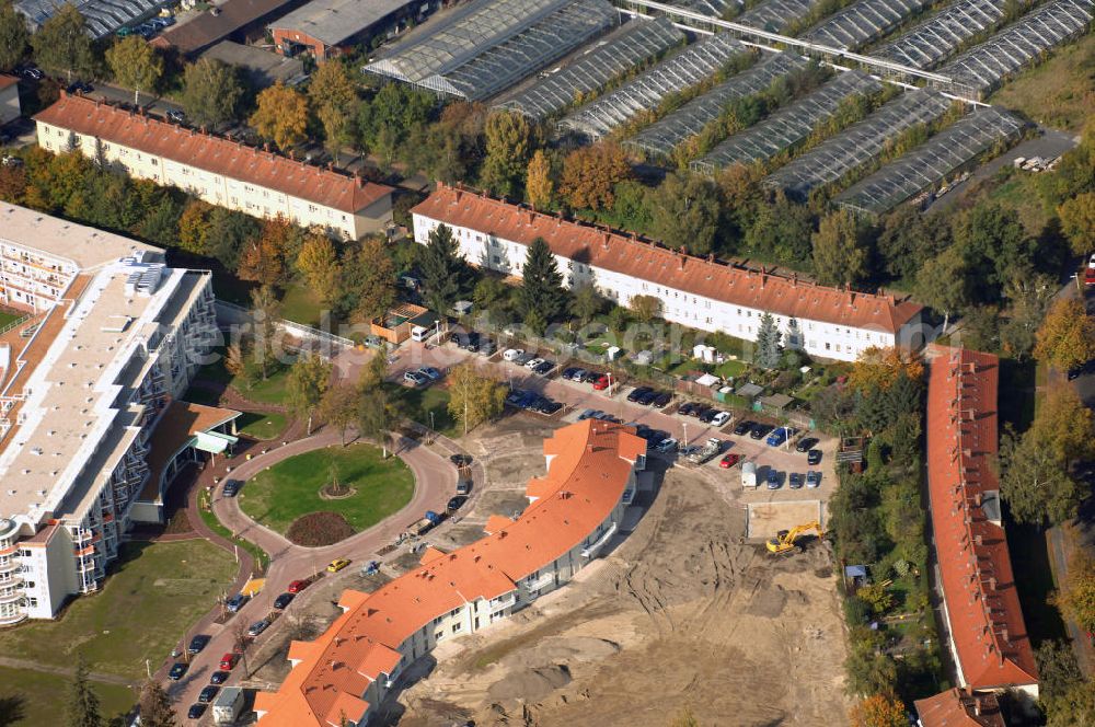 Aerial image Berlin - Wohnbauten neben der Seniorenwohnanlage Rosenhof, die Wohnbauten liegen an der Berliner Straße und der Schlettstatter Straße. Im Hintergrund erkennt man das Unternehmen Rothe Hermann Gartenbau Blumenschmuck GmbH.