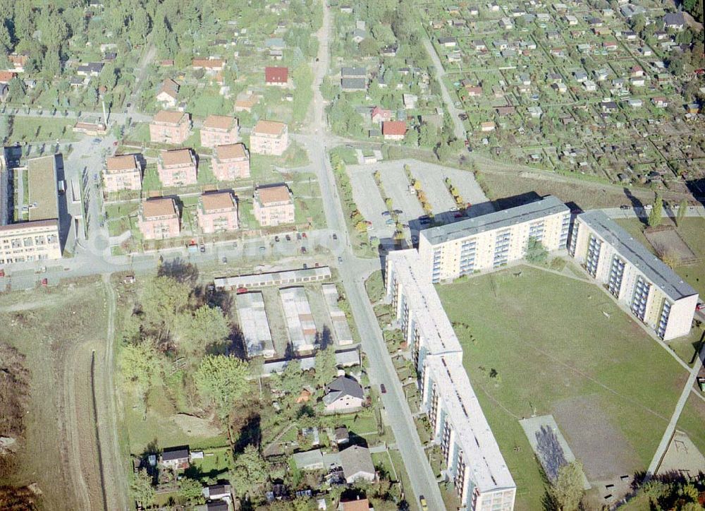 Bernau - Friedensthal from the bird's eye view: Wohnbauten der DKB Grundbesitzvermittlung GmbH an der Newastraße / Ecke Elbestraße im Wohngebiet Friedensthal in Bernau.