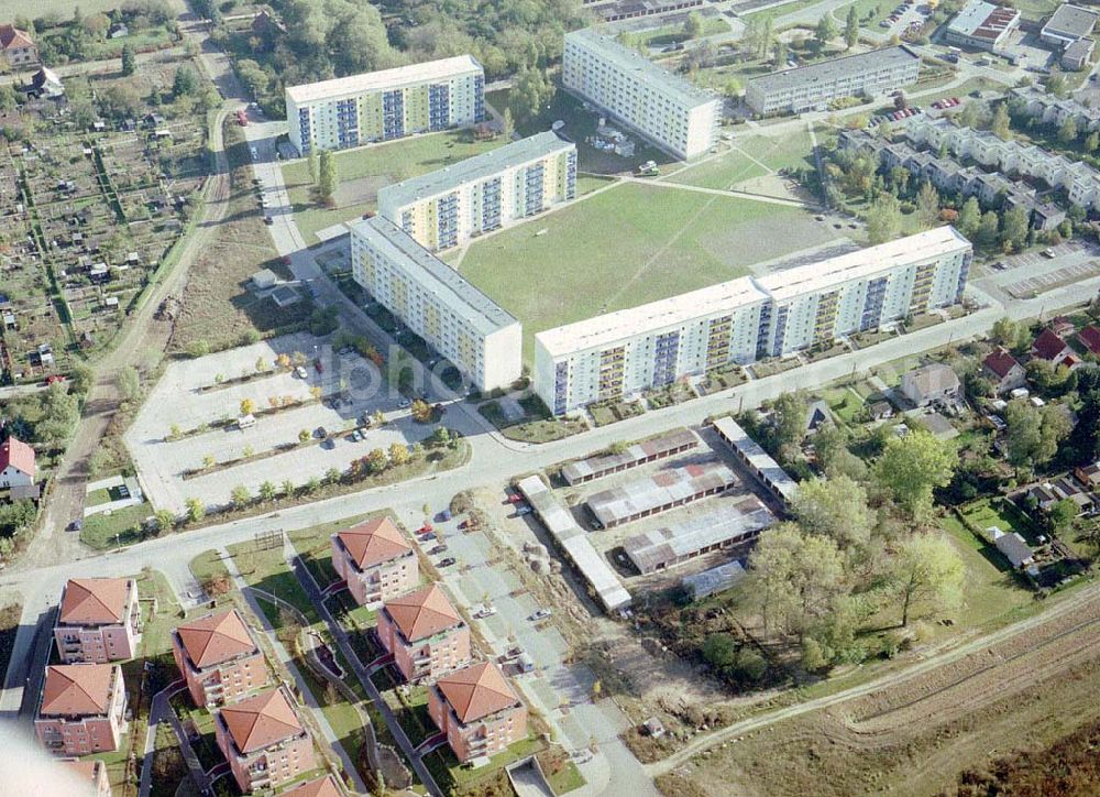 Bernau - Friedensthal from the bird's eye view: Wohnbauten der DKB Grundbesitzvermittlung GmbH an der Newastraße / Ecke Elbestraße im Wohngebiet Friedensthal in Bernau.