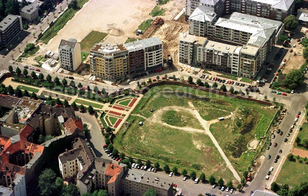 Aerial image Berlin - Wohnbauten am Engelbecken in Berlin-Mitte.