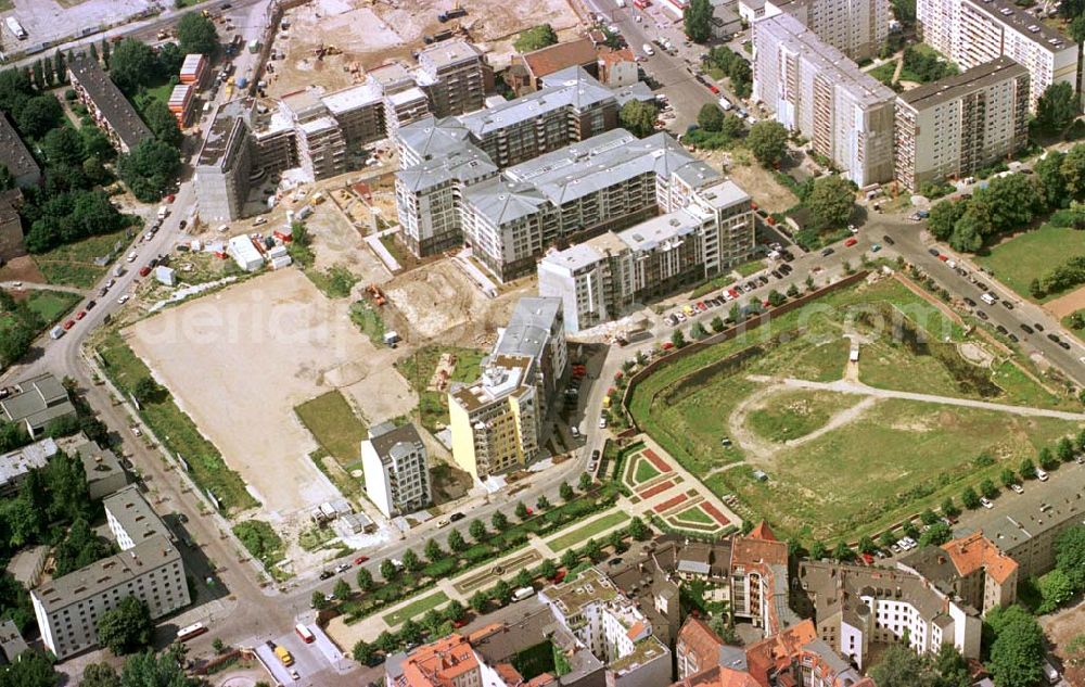 Aerial photograph Berlin - Wohnbauten am Engelbecken in Berlin-Mitte.