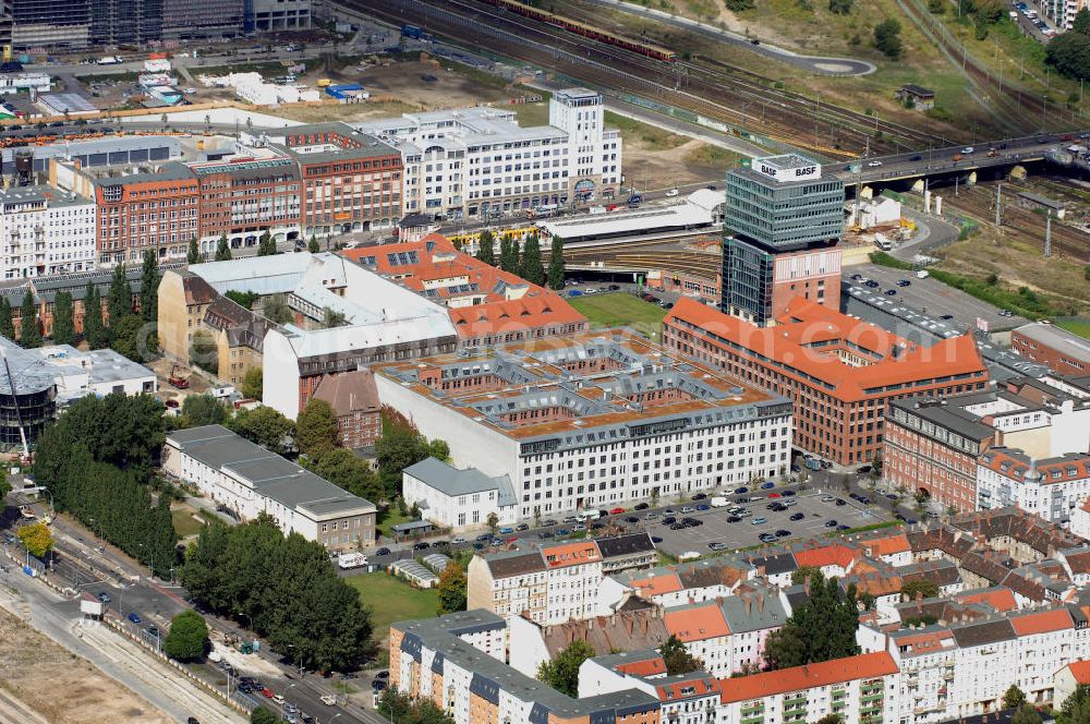 Brlin from the bird's eye view: Mehrere Wohnbauten und ein Hochhaus der BASF GmbH. Adresse: BASF Services Europe GmbH, Rotherstrasse 11, 10245 Berlin; Tel.: 030/ 20055000; Homepage: