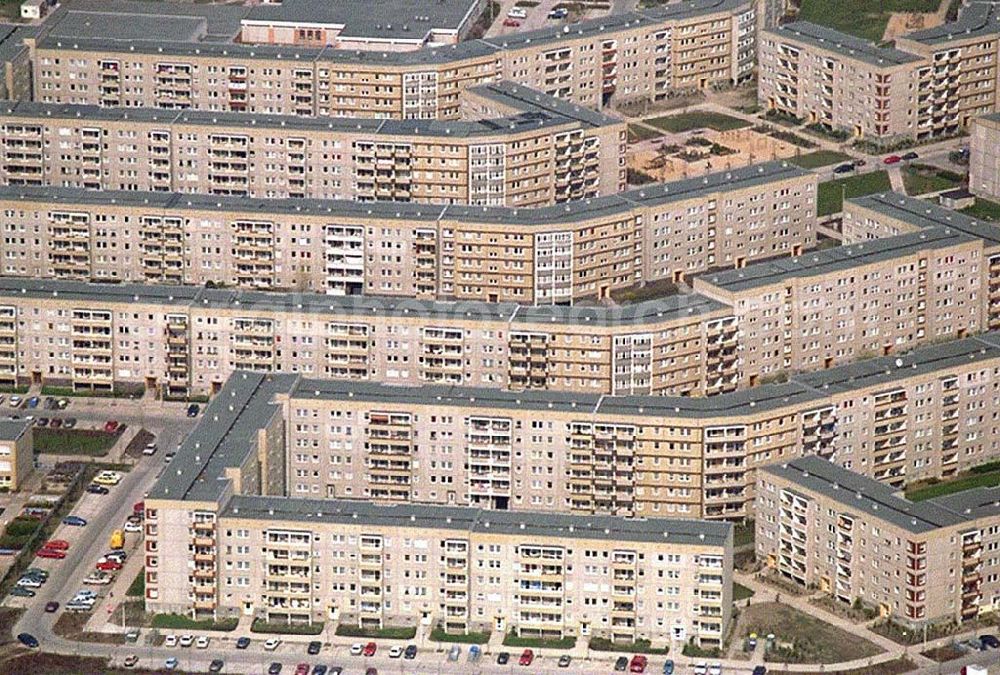 Berlin-Hohenschönhausen from above - Wohnbauten (von vorn nach hinten) Passauer Str., Wariner Ring, Biesenbrower Ring und Weiße Straße in Hohenschönhausen.