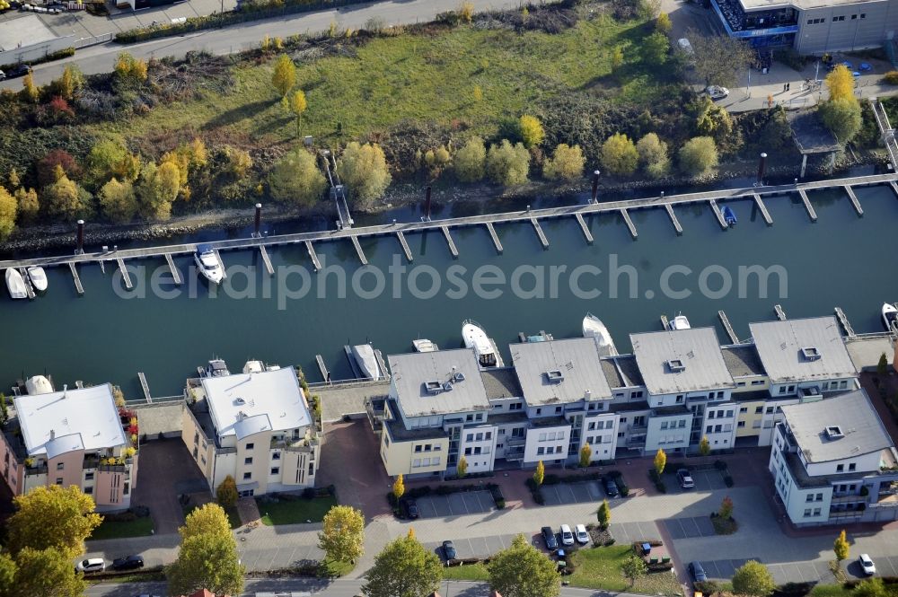 Speyer from the bird's eye view: Pleasure boat marina with docks and moorings on the shore area of alten Hafen on Rhein in Speyer in the state Rhineland-Palatinate, Germany