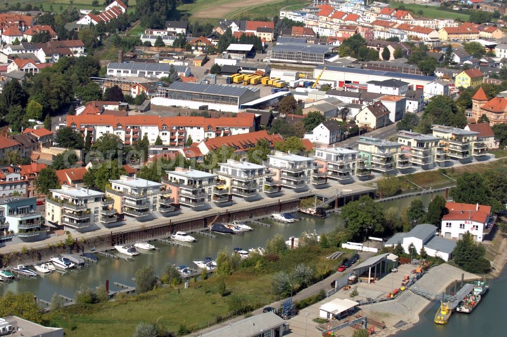 Speyer from the bird's eye view: Pleasure boat marina with docks and moorings on the shore area of alten Hafen on Rhein in Speyer in the state Rhineland-Palatinate, Germany