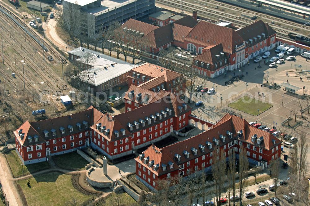 Aerial image Frankfurt (Oder) - Blick auf die Wohnbebauung am Kiliansberg mit dem Denkmal für die im Ersten Weltkrieg gefallenen Eisenbahner. Im Hintergrund das in den 1920ern fertig gestellte Empfangsgebäude des Bahnhofs. View of the housing complex at Kiliansberg with the memorial for the fallen railwayman during World War I. In the background the reception building of the railway station which was completed in the 1920s.