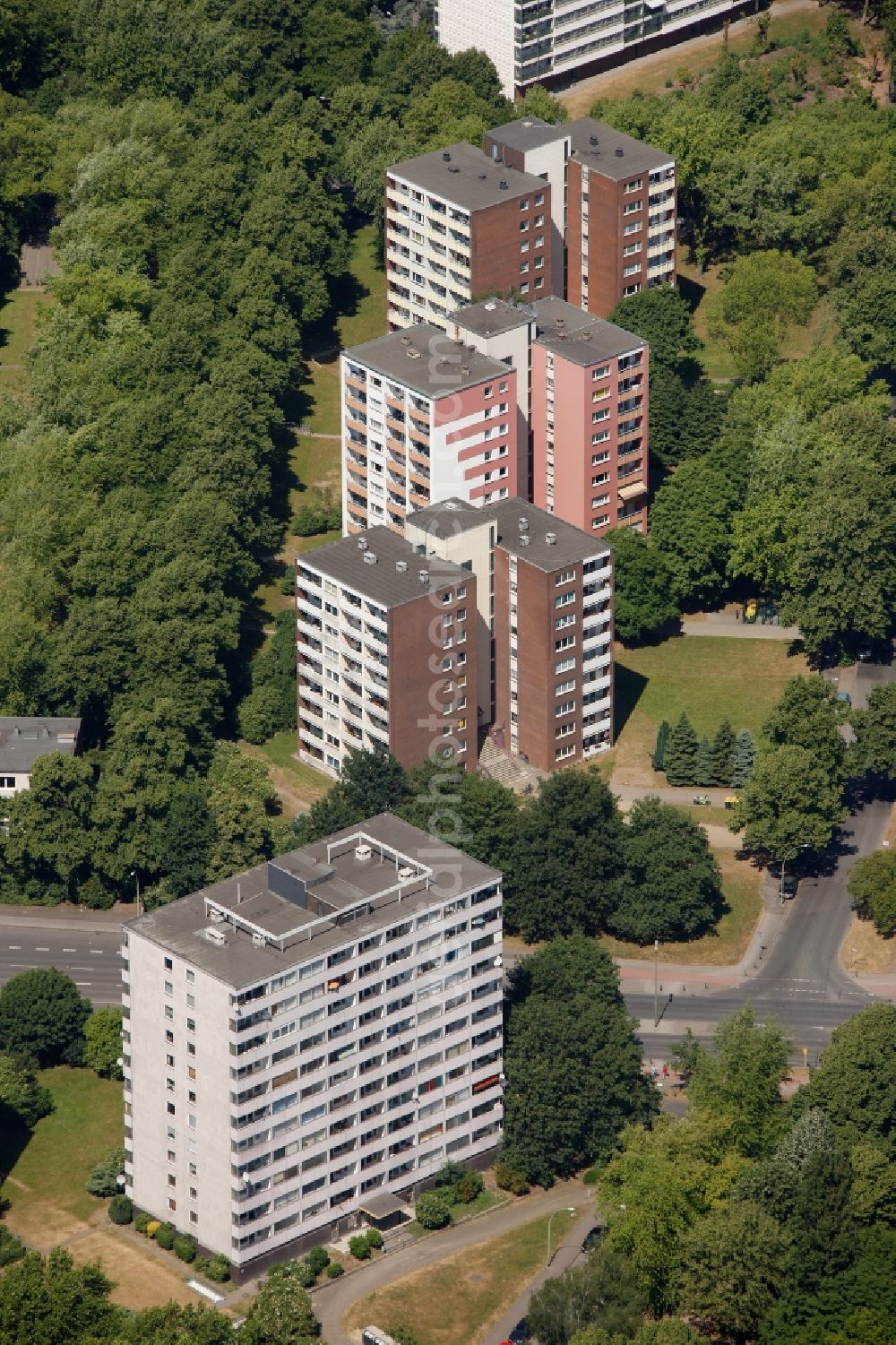 Aerial photograph Duisburg - View of apartment buildings in Duisburg in the state North Rhine-Westphalia