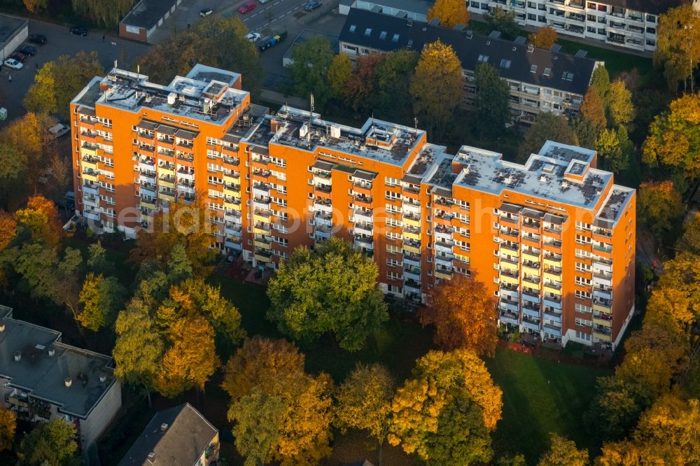 Gladbeck from the bird's eye view: Residential estate Brunnenstrasse in the autumnal Zweckel part of Gladbeck in the state of North Rhine-Westphalia