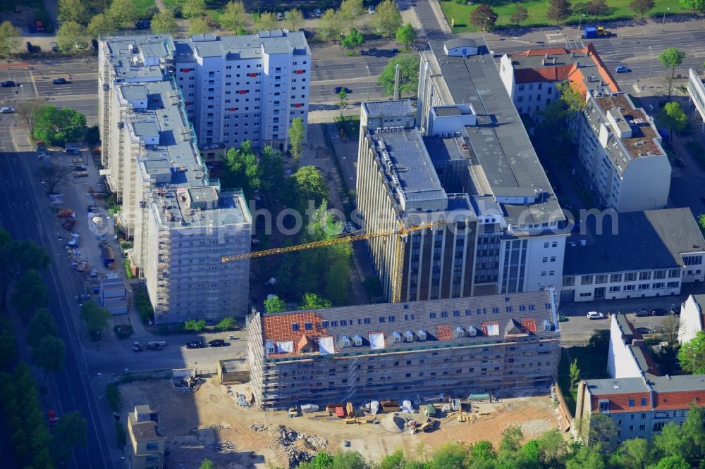 Berlin from above - Residential estate Casa Mia and construction site on Frankfurter Allee in the Lichtenberg district in Berlin in Germany. The estate consists of several units in a block. Next to it, a construction site is located on Dottistrasse