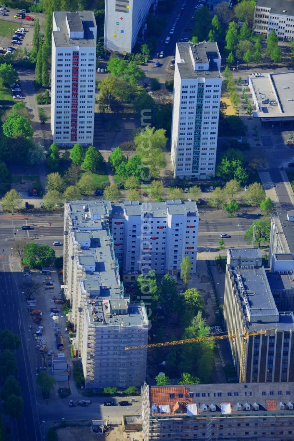 Berlin from the bird's eye view: Residential estate Casa Mia and construction site on Frankfurter Allee in the Lichtenberg district in Berlin in Germany. The estate consists of several units in a block. Next to it, a construction site is located on Dottistrasse