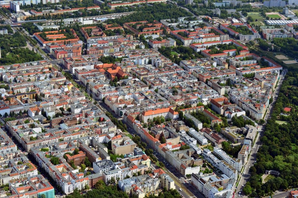 Berlin from above - Block of flats Am Friedrichshain overview of the fairy fountain in Berlin. Is limited to the block of flats on the streets of Friedrichshain, Kniprodestraße, Danziger Straße and the Greifswalderstraße