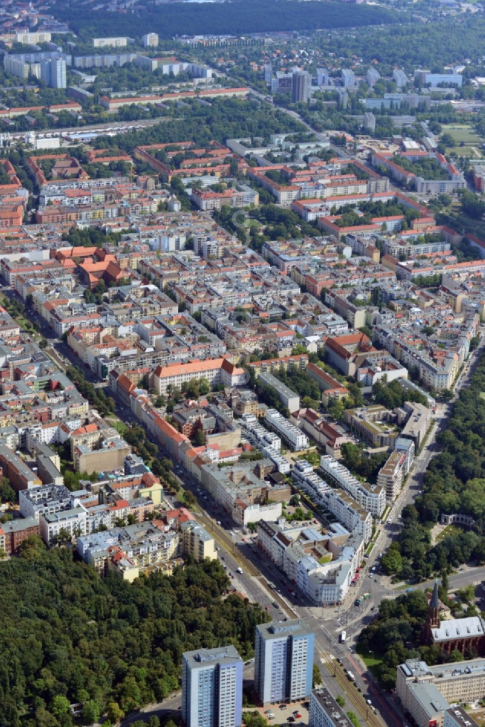 Berlin from the bird's eye view: Block of flats Am Friedrichshain overview of the fairy fountain in Berlin. Is limited to the block of flats on the streets of Friedrichshain, Kniprodestraße, Danziger Straße and the Greifswalderstraße