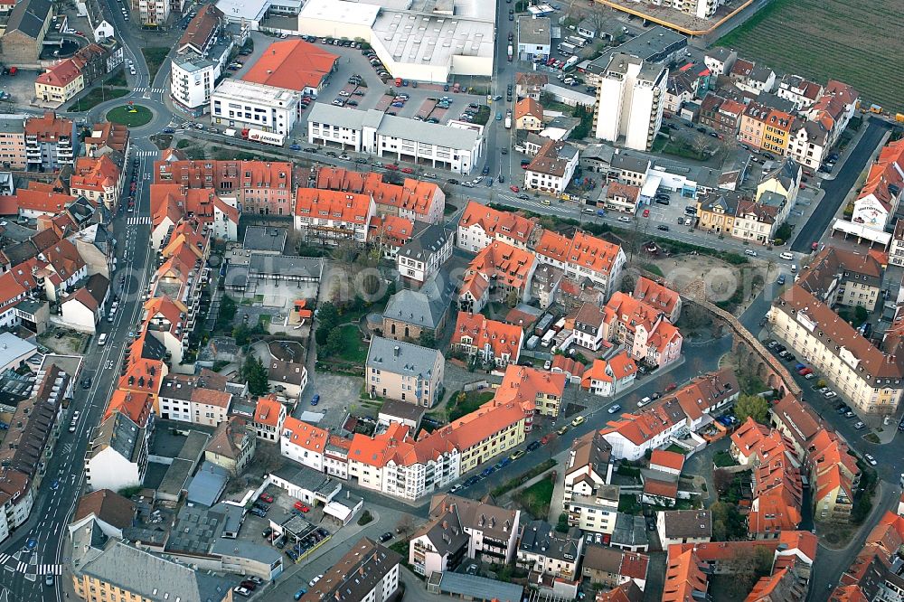 Aerial photograph Worms - Block of flats with the building of the synagogue Worms and the Sinagogenplatz in the former Jewish quarter in Worms in Rhineland-Palatinate