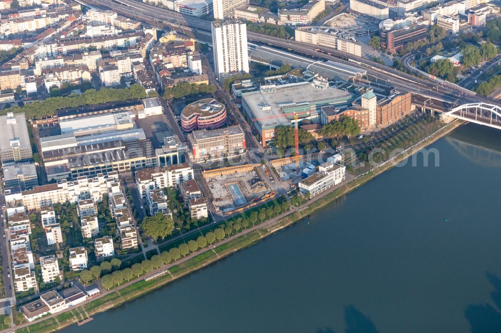 Aerial photograph Ludwigshafen am Rhein - Residential and commercial building in the development area on the quayside of the Rhein at the Rheinschanzenpromenade in Ludwigshafen am Rhein in the state Rhineland-Palatinate, Germany