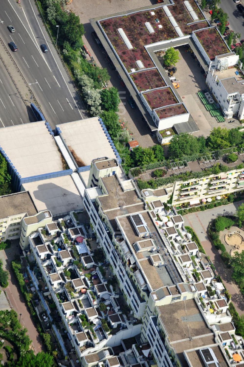 Aerial image Berlin - Der Wohnkomplex Autobahnüberbauung Schlangenbader Straße in Wilmersdorf wurde in den Siebziger Jahren erbaut. Umgangssprachlich wird das Wohnhaus als Schlange bezeichnet. Ein Projekt der degewo.