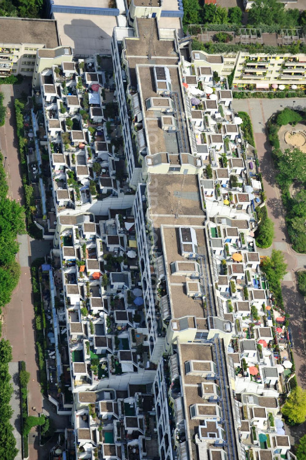 Aerial photograph Berlin - Der Wohnkomplex Autobahnüberbauung Schlangenbader Straße in Wilmersdorf wurde in den Siebziger Jahren erbaut. Umgangssprachlich wird das Wohnhaus als Schlange bezeichnet. Ein Projekt der degewo.