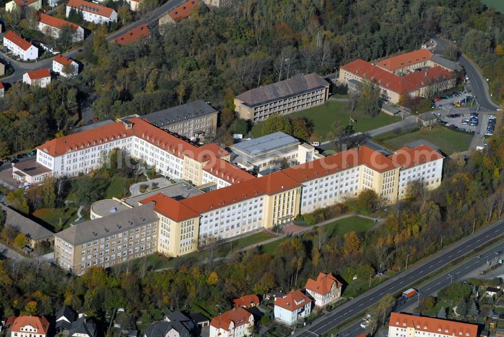 Borna from above - Blick auf die HELIOS Klinik Borna - ein Krankenhaus der Grund- und Regelversorgung. Die Klinik liegt zentral zwischen Leipzig und Chemnitz und bietet auf hohem diagnostischem und therapeutischem Niveau eine qualifizierte Akutmedizin. Kontakt: HELIOS Klinik Borna - Rudolf-Virchow-Straße 2, 04552 Borna - Tel.: (0 34 33) 21-0 - Telefax: (0 34 33) 21-11 05 - Email: postmaster@borna.helios-kliniken.de; Geschäftsführer: Dr. Roland Bantle - Tel.: (0 34 33) 21-10 02