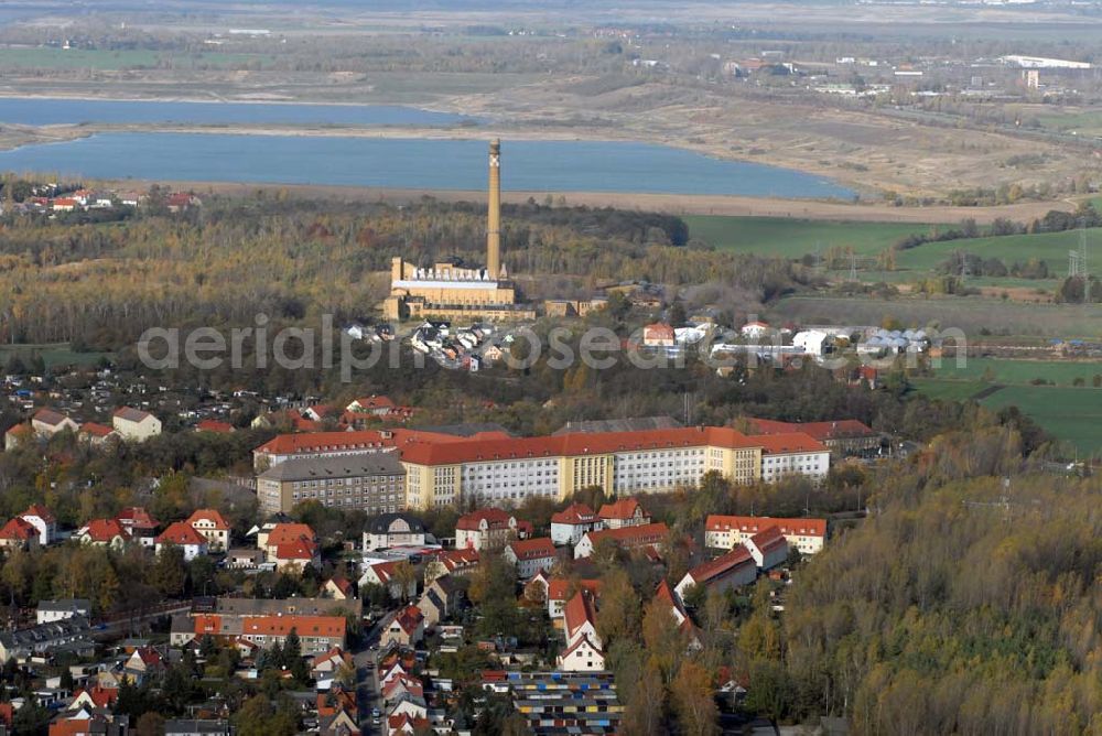 Aerial image Borna - Blick auf das Wohngebiet zwischen Kesselhainer Straße und Leipziger Straße sowie die HELIOS Klinik Borna - Kontakt: HELIOS Klinik Borna - Rudolf-Virchow-Straße 2, 04552 Borna - Tel.: (0 34 33) 21-0 - Telefax: (0 34 33) 21-11 05 - Email: postmaster@borna.helios-kliniken.de; Geschäftsführer: Dr. Roland Bantle - Tel.: (0 34 33) 21-10 02. Im Hintergrund befindet sich das Speicherbecken Witznitz und der Haubitzer See.