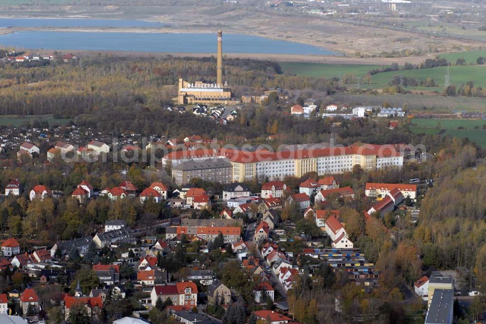 Aerial photograph Borna - Blick auf das Wohngebiet zwischen Kesselhainer Straße und Leipziger Straße sowie die HELIOS Klinik Borna - Kontakt: HELIOS Klinik Borna - Rudolf-Virchow-Straße 2, 04552 Borna - Tel.: (0 34 33) 21-0 - Telefax: (0 34 33) 21-11 05 - Email: postmaster@borna.helios-kliniken.de; Geschäftsführer: Dr. Roland Bantle - Tel.: (0 34 33) 21-10 02. Im Hintergrund befindet sich das Speicherbecken Witznitz und der Haubitzer See.