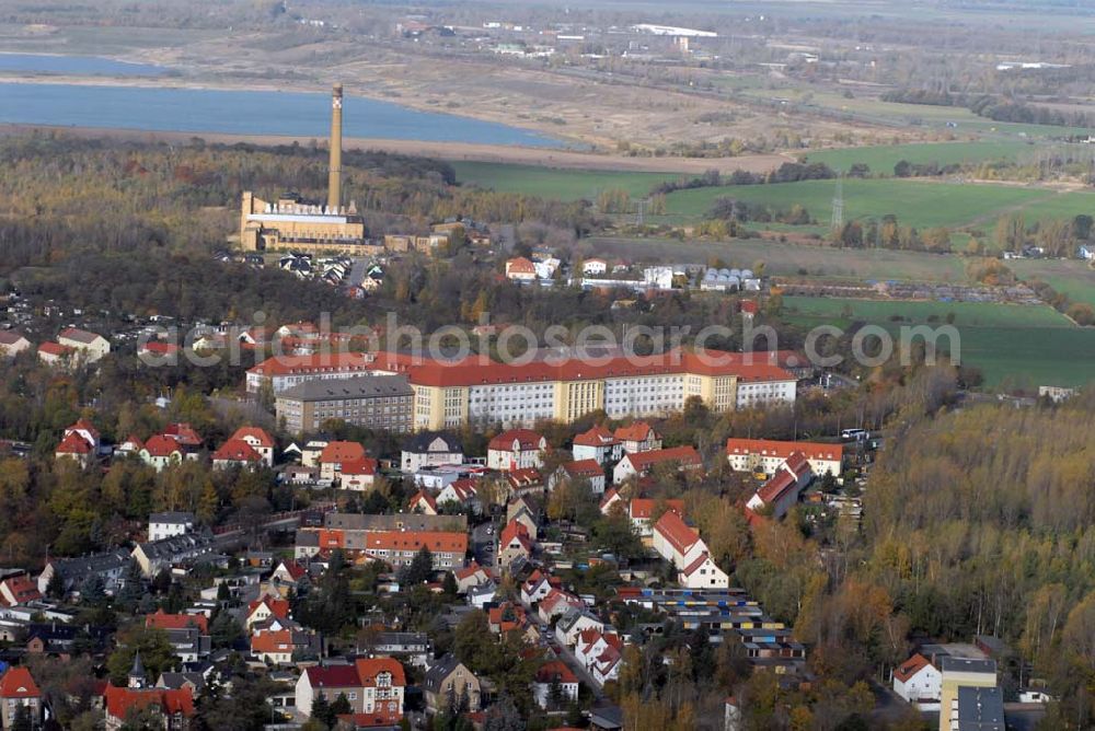 Borna from above - Blick auf das Wohngebiet zwischen Kesselhainer Straße und Leipziger Straße sowie die HELIOS Klinik Borna - Kontakt: HELIOS Klinik Borna - Rudolf-Virchow-Straße 2, 04552 Borna - Tel.: (0 34 33) 21-0 - Telefax: (0 34 33) 21-11 05 - Email: postmaster@borna.helios-kliniken.de; Geschäftsführer: Dr. Roland Bantle - Tel.: (0 34 33) 21-10 02. Im Hintergrund befindet sich das Speicherbecken Witznitz und der Haubitzer See.