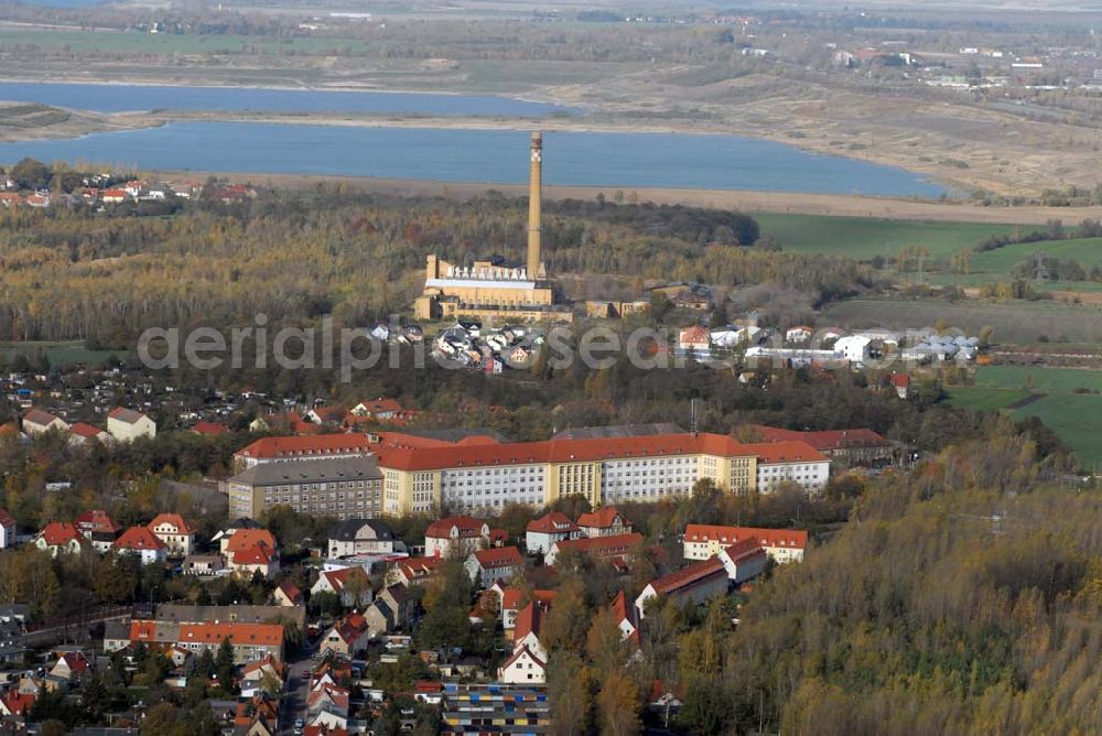 Borna from the bird's eye view: Blick auf das Wohngebiet zwischen Kesselhainer Straße und Leipziger Straße sowie die HELIOS Klinik Borna - Kontakt: HELIOS Klinik Borna - Rudolf-Virchow-Straße 2, 04552 Borna - Tel.: (0 34 33) 21-0 - Telefax: (0 34 33) 21-11 05 - Email: postmaster@borna.helios-kliniken.de; Geschäftsführer: Dr. Roland Bantle - Tel.: (0 34 33) 21-10 02. Im Hintergrund befindet sich das Speicherbecken Witznitz und der Haubitzer See.