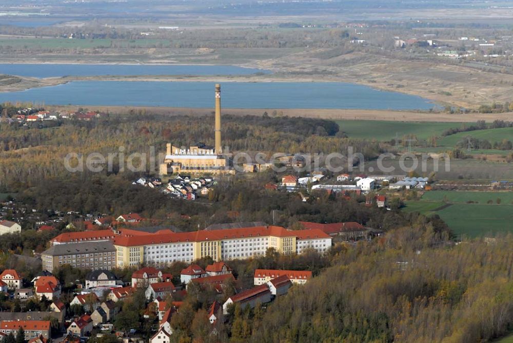 Aerial image Borna - Blick auf das Wohngebiet zwischen Kesselhainer Straße und Leipziger Straße sowie die HELIOS Klinik Borna - Kontakt: HELIOS Klinik Borna - Rudolf-Virchow-Straße 2, 04552 Borna - Tel.: (0 34 33) 21-0 - Telefax: (0 34 33) 21-11 05 - Email: postmaster@borna.helios-kliniken.de; Geschäftsführer: Dr. Roland Bantle - Tel.: (0 34 33) 21-10 02. Im Hintergrund befindet sich das Speicherbecken Witznitz und der Haubitzer See.