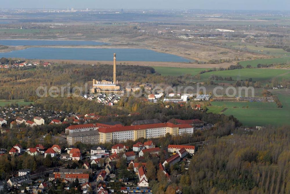 Aerial photograph Borna - Blick auf das Wohngebiet zwischen Kesselhainer Straße und Leipziger Straße sowie die HELIOS Klinik Borna - Kontakt: HELIOS Klinik Borna - Rudolf-Virchow-Straße 2, 04552 Borna - Tel.: (0 34 33) 21-0 - Telefax: (0 34 33) 21-11 05 - Email: postmaster@borna.helios-kliniken.de; Geschäftsführer: Dr. Roland Bantle - Tel.: (0 34 33) 21-10 02. Im Hintergrund befindet sich das Speicherbecken Witznitz und der Haubitzer See.