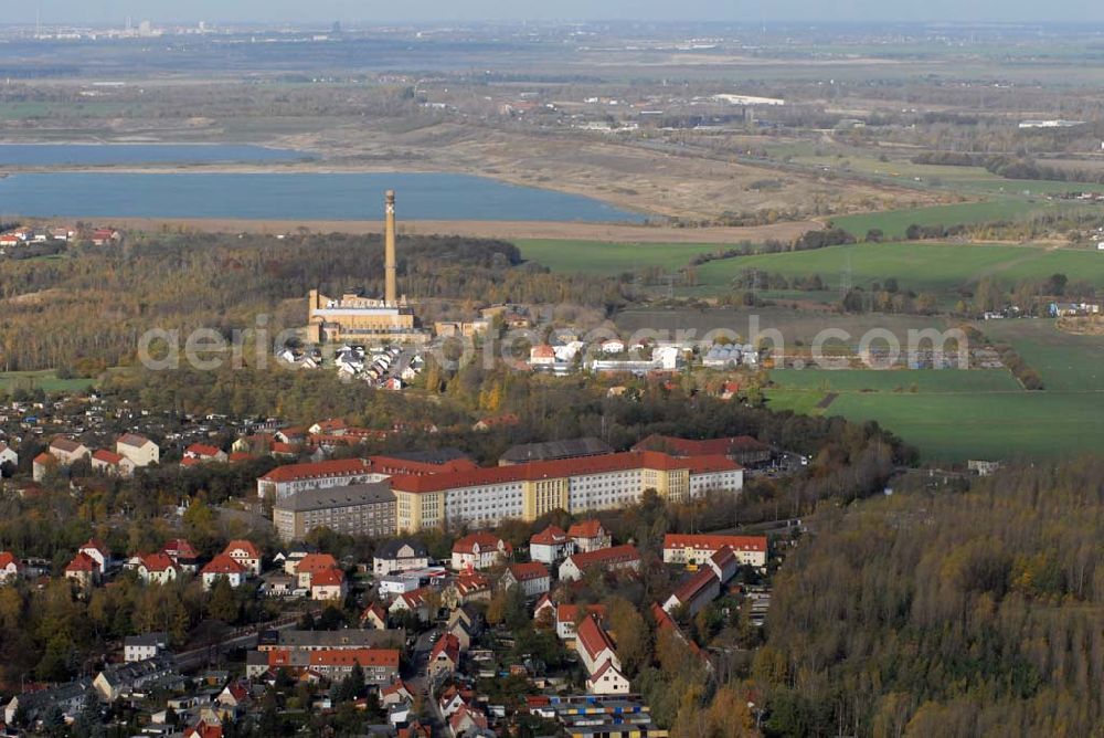 Borna from above - Blick auf das Wohngebiet zwischen Kesselhainer Straße und Leipziger Straße sowie die HELIOS Klinik Borna - Kontakt: HELIOS Klinik Borna - Rudolf-Virchow-Straße 2, 04552 Borna - Tel.: (0 34 33) 21-0 - Telefax: (0 34 33) 21-11 05 - Email: postmaster@borna.helios-kliniken.de; Geschäftsführer: Dr. Roland Bantle - Tel.: (0 34 33) 21-10 02. Im Hintergrund befindet sich das Speicherbecken Witznitz und der Haubitzer See.