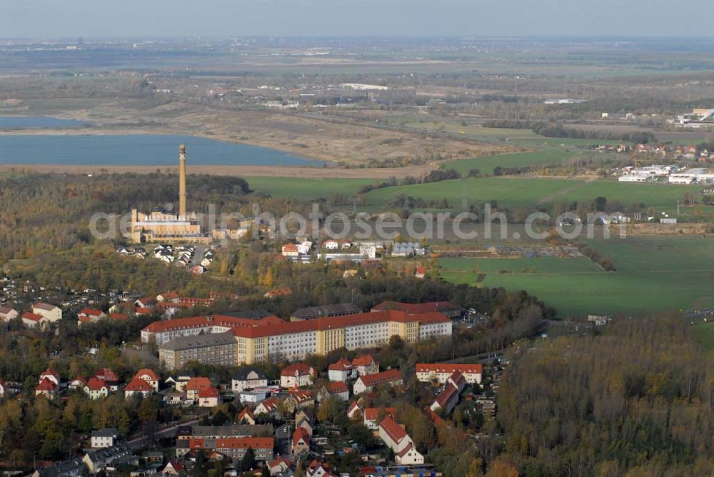 Borna from the bird's eye view: Blick auf das Wohngebiet zwischen Kesselhainer Straße und Leipziger Straße sowie die HELIOS Klinik Borna - Kontakt: HELIOS Klinik Borna - Rudolf-Virchow-Straße 2, 04552 Borna - Tel.: (0 34 33) 21-0 - Telefax: (0 34 33) 21-11 05 - Email: postmaster@borna.helios-kliniken.de; Geschäftsführer: Dr. Roland Bantle - Tel.: (0 34 33) 21-10 02. Im Hintergrund befindet sich das Speicherbecken Witznitz und der Haubitzer See.