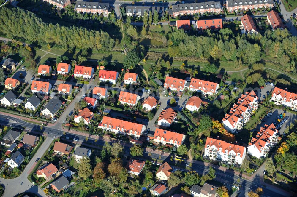 Aerial image Ahrensfelde - Wohngebiet mit Einfamilienhäuser und Reihenhäuser am Sonnenwinkel und an der Fasanenstraße in Ahrensfelde. Housing area with single-family homes and townhouses in the street Sonnenwinkel and in the street Fasanenstrasse in Ahrensfelde.