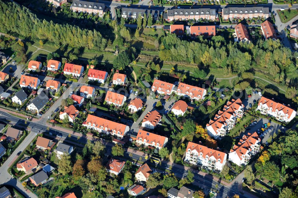 Aerial photograph Ahrensfelde - Wohngebiet mit Einfamilienhäuser und Reihenhäuser am Sonnenwinkel und an der Fasanenstraße in Ahrensfelde. Housing area with single-family homes and townhouses in the street Sonnenwinkel and in the street Fasanenstrasse in Ahrensfelde.