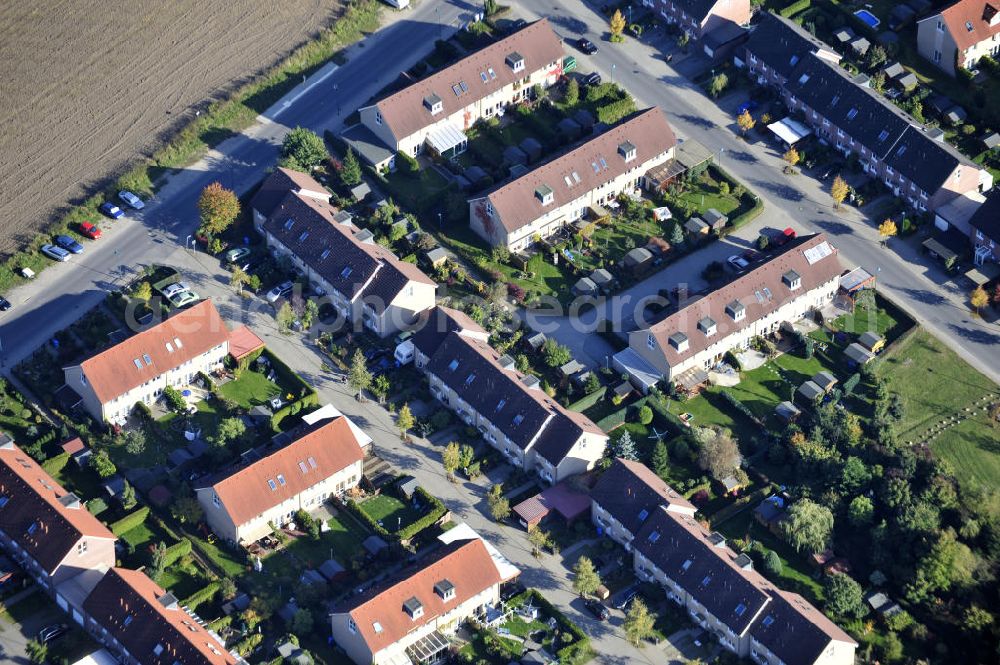 Ahrensfelde from above - Wohngebiet Ahrensfelder Dreieck der Firma City Bauten im Bereich Fasanenstraße / Kirschenallee / Am Wuhlegrund querab der Bundesstraße B158 (Blumberger Chaussee). Housing area Ahrensfelder Dreieck of the company City Bauten in the area of Fasanenstraße / Kirschenallee / Am Wuhlegrund besides of the federal highway B158.