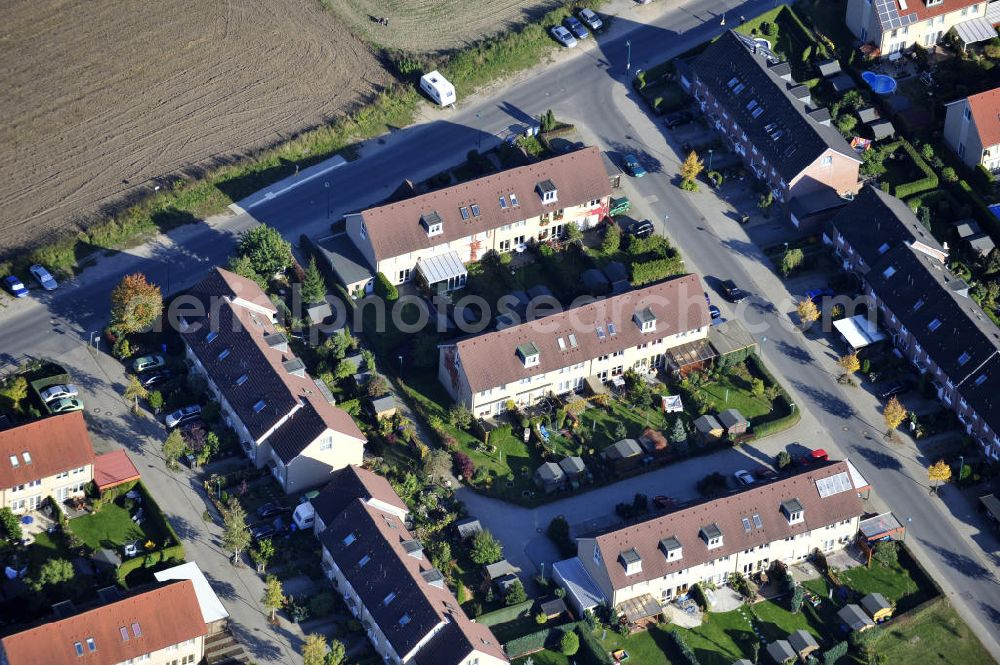 Ahrensfelde from the bird's eye view: Wohngebiet Ahrensfelder Dreieck der Firma City Bauten im Bereich Fasanenstraße / Kirschenallee / Am Wuhlegrund querab der Bundesstraße B158 (Blumberger Chaussee). Housing area Ahrensfelder Dreieck of the company City Bauten in the area of Fasanenstraße / Kirschenallee / Am Wuhlegrund besides of the federal highway B158.