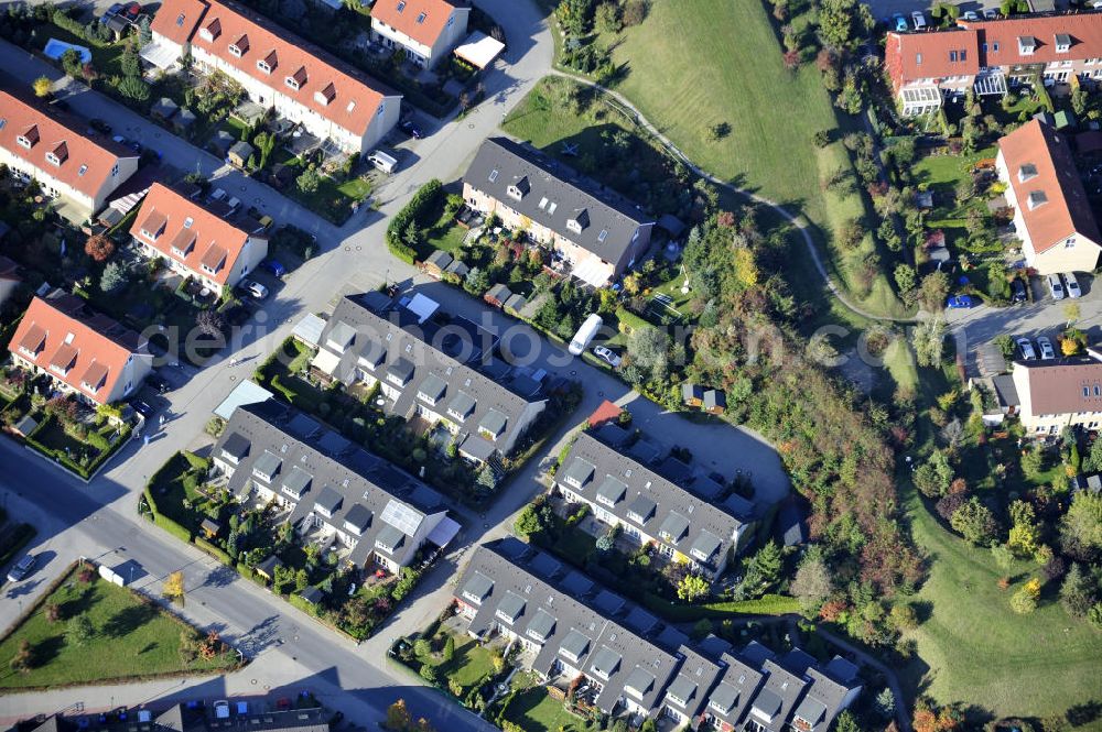 Ahrensfelde from the bird's eye view: Wohngebiet Ahrensfelder Dreieck der Firma City Bauten im Bereich Fasanenstraße / Kirschenallee / Am Wuhlegrund querab der Bundesstraße B158 (Blumberger Chaussee). Housing area Ahrensfelder Dreieck of the company City Bauten in the area of Fasanenstraße / Kirschenallee / Am Wuhlegrund besides of the federal highway B158.