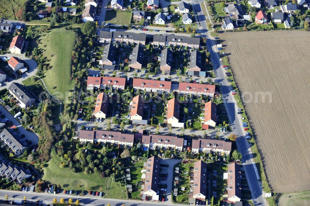 Aerial photograph Ahrensfelde - Wohngebiet Ahrensfelder Dreieck der Firma City Bauten im Bereich Fasanenstraße / Kirschenallee / Am Wuhlegrund querab der Bundesstraße B158 (Blumberger Chaussee). Housing area Ahrensfelder Dreieck of the company City Bauten in the area of Fasanenstraße / Kirschenallee / Am Wuhlegrund besides of the federal highway B158.