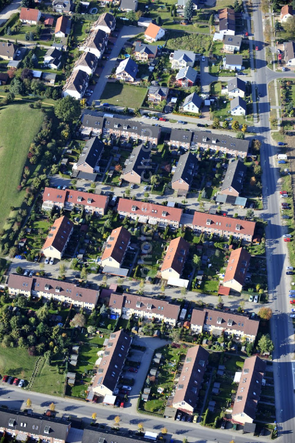 Ahrensfelde from above - Wohngebiet Ahrensfelder Dreieck der Firma City Bauten im Bereich Fasanenstraße / Kirschenallee / Am Wuhlegrund querab der Bundesstraße B158 (Blumberger Chaussee). Housing area Ahrensfelder Dreieck of the company City Bauten in the area of Fasanenstraße / Kirschenallee / Am Wuhlegrund besides of the federal highway B158.