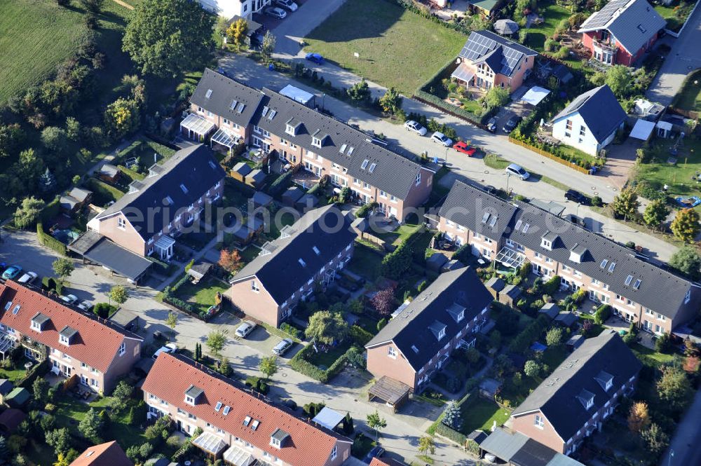 Ahrensfelde from the bird's eye view: Wohngebiet Ahrensfelder Dreieck der Firma City Bauten im Bereich Fasanenstraße / Kirschenallee / Am Wuhlegrund querab der Bundesstraße B158 (Blumberger Chaussee). Housing area Ahrensfelder Dreieck of the company City Bauten in the area of Fasanenstraße / Kirschenallee / Am Wuhlegrund besides of the federal highway B158.