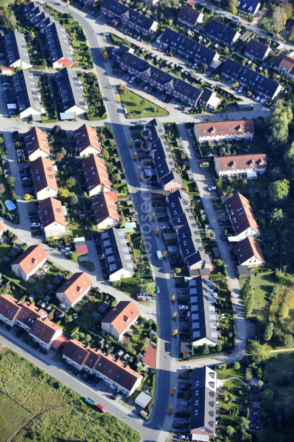 Ahrensfelde from above - Wohngebiet Ahrensfelder Dreieck der Firma City Bauten im Bereich Fasanenstraße / Kirschenallee / Am Wuhlegrund querab der Bundesstraße B158 (Blumberger Chaussee). Housing area Ahrensfelder Dreieck of the company City Bauten in the area of Fasanenstraße / Kirschenallee / Am Wuhlegrund besides of the federal highway B158.