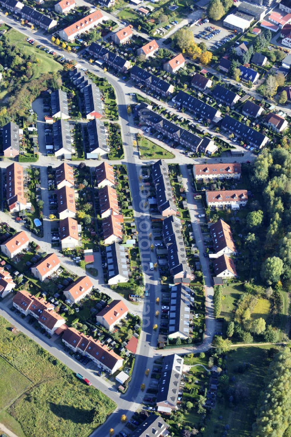 Ahrensfelde from the bird's eye view: Wohngebiet Ahrensfelder Dreieck der Firma City Bauten im Bereich Fasanenstraße / Kirschenallee / Am Wuhlegrund querab der Bundesstraße B158 (Blumberger Chaussee). Housing area Ahrensfelder Dreieck of the company City Bauten in the area of Fasanenstraße / Kirschenallee / Am Wuhlegrund besides of the federal highway B158.