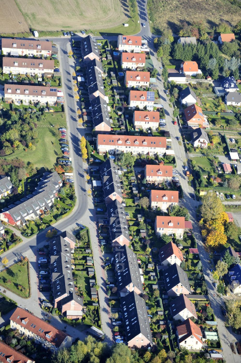 Aerial photograph Ahrensfelde - Wohngebiet Ahrensfelder Dreieck der Firma City Bauten im Bereich Fasanenstraße / Kirschenallee / Am Wuhlegrund querab der Bundesstraße B158 (Blumberger Chaussee). Housing area Ahrensfelder Dreieck of the company City Bauten in the area of Fasanenstraße / Kirschenallee / Am Wuhlegrund besides of the federal highway B158.